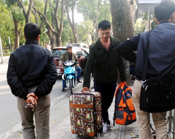 Nhiều cổ động viên có mặt tại đại sứ quán Trung Quốc để xin visa kịp đi cổ vũ U23 Việt Nam